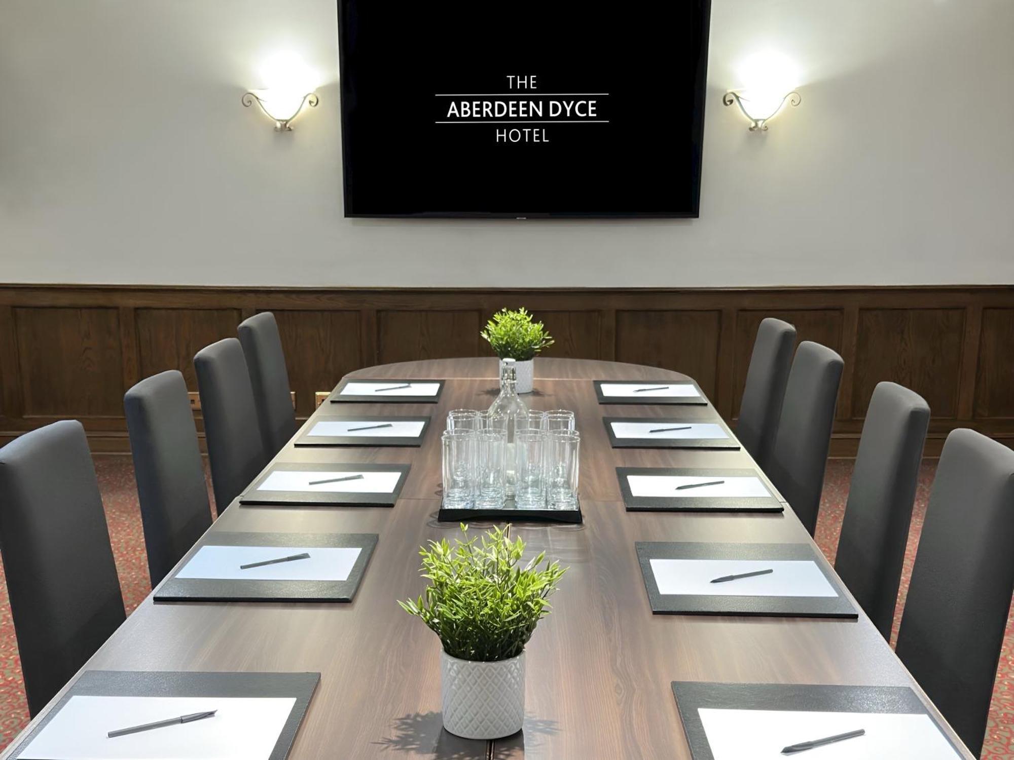 The Aberdeen Dyce Hotel Esterno foto