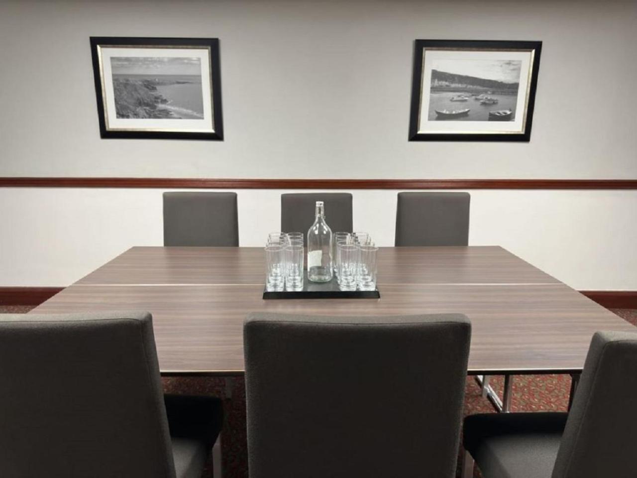 The Aberdeen Dyce Hotel Esterno foto